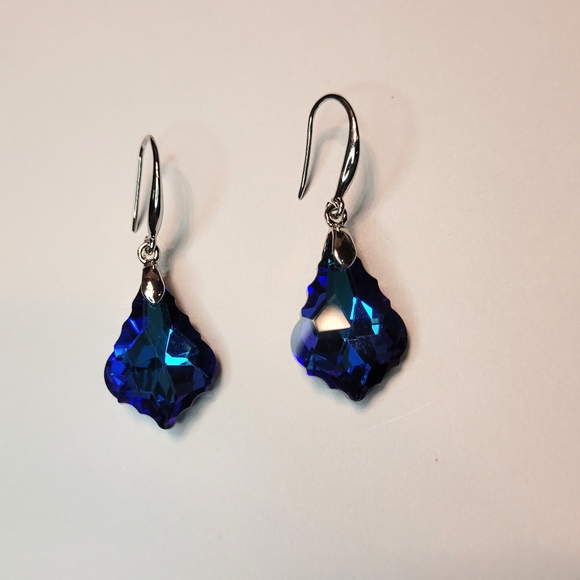 Stunning 925 silver plated fish hook earrings with large royal blue crystal - Picture 2 of 3